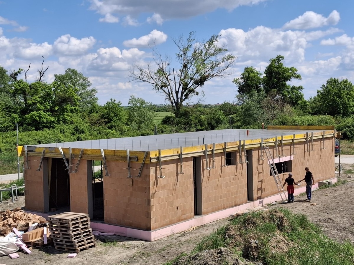 Hrubá stavba rodinného domu – obvodové múry z tehál a stropná konštrukcia pripravená na betonáž