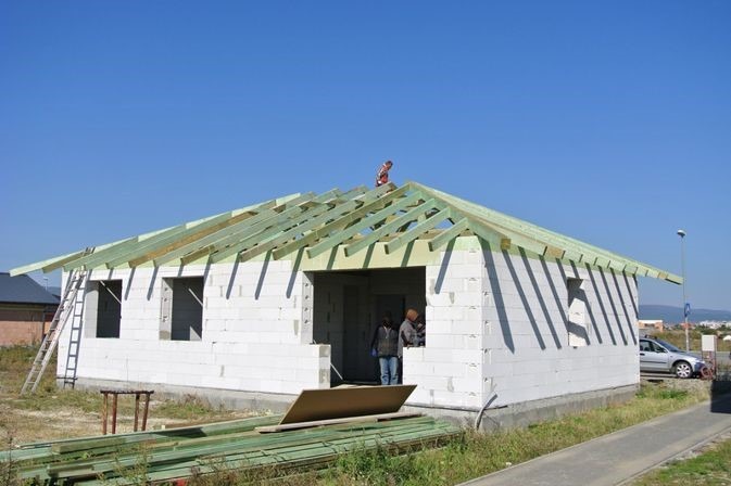 Hrubá stavba rodinného domu so strešnými doskami