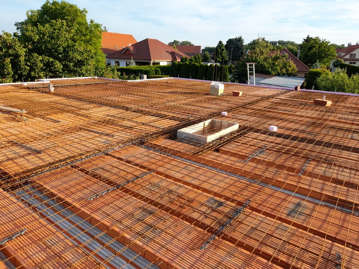 Hrubá stavba rodinného domu – stropná konštrukcia s oceľovou výstužou pripravená na betonáž