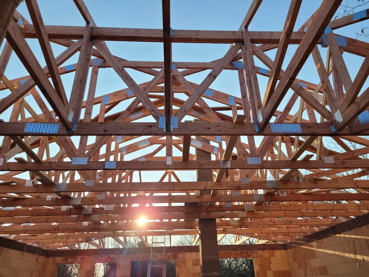 Detailná montáž drevených väzníkov a krokiev na rodinnom dome