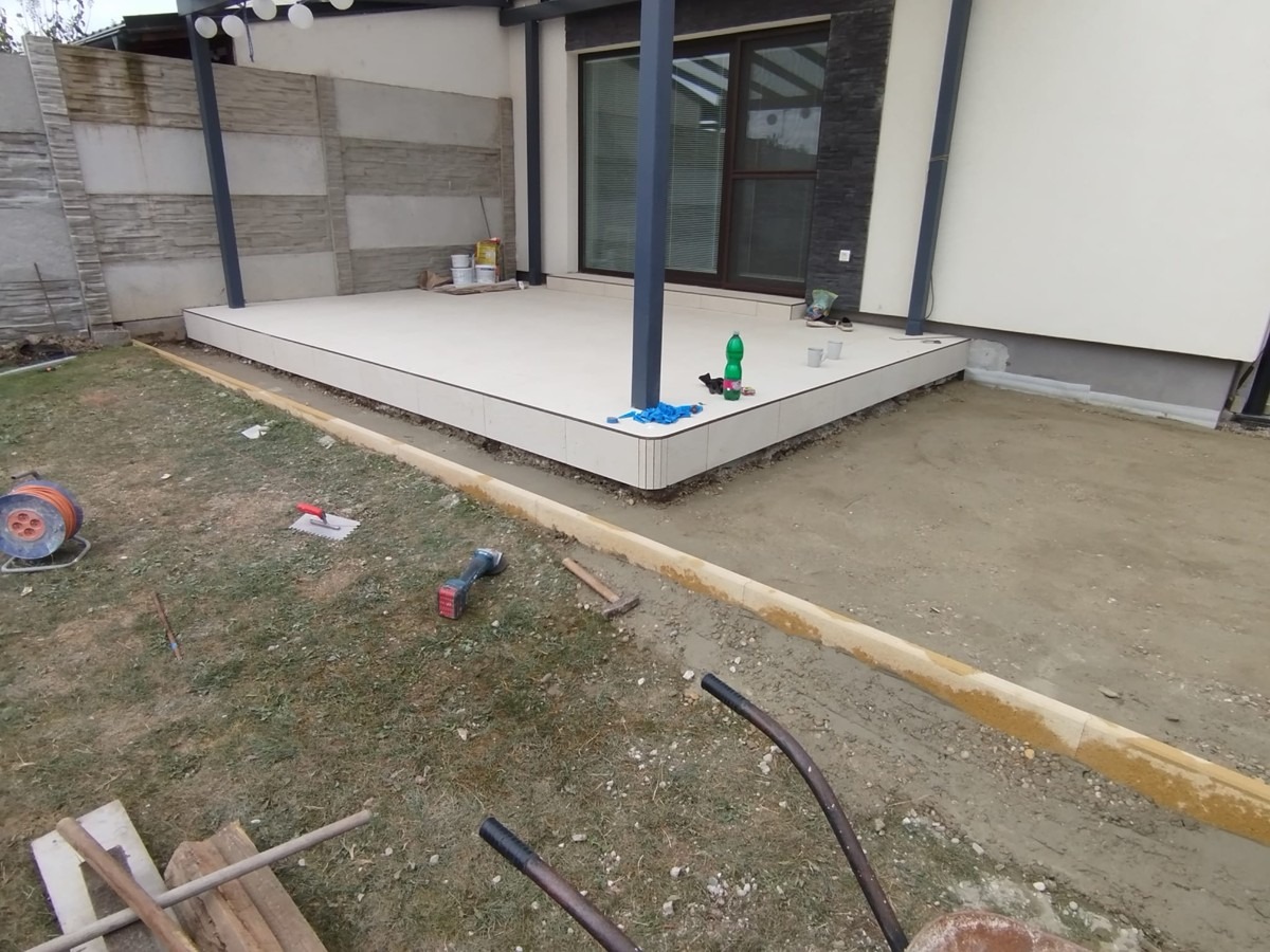 Obkladačské práce – pokládka dlažby na vyvýšenej terase pri rodinnom dome