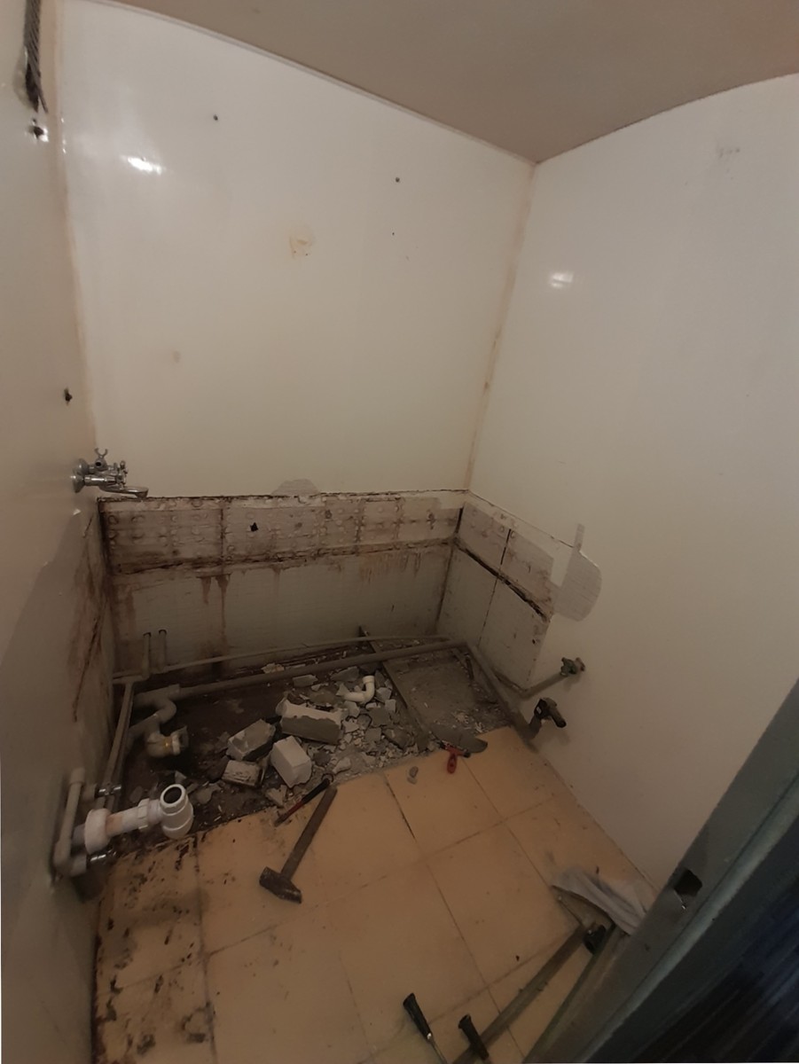Kompletná rekonštrukcia kúpeľne – odkryté rozvody a pôvodná podlaha pred renováciou