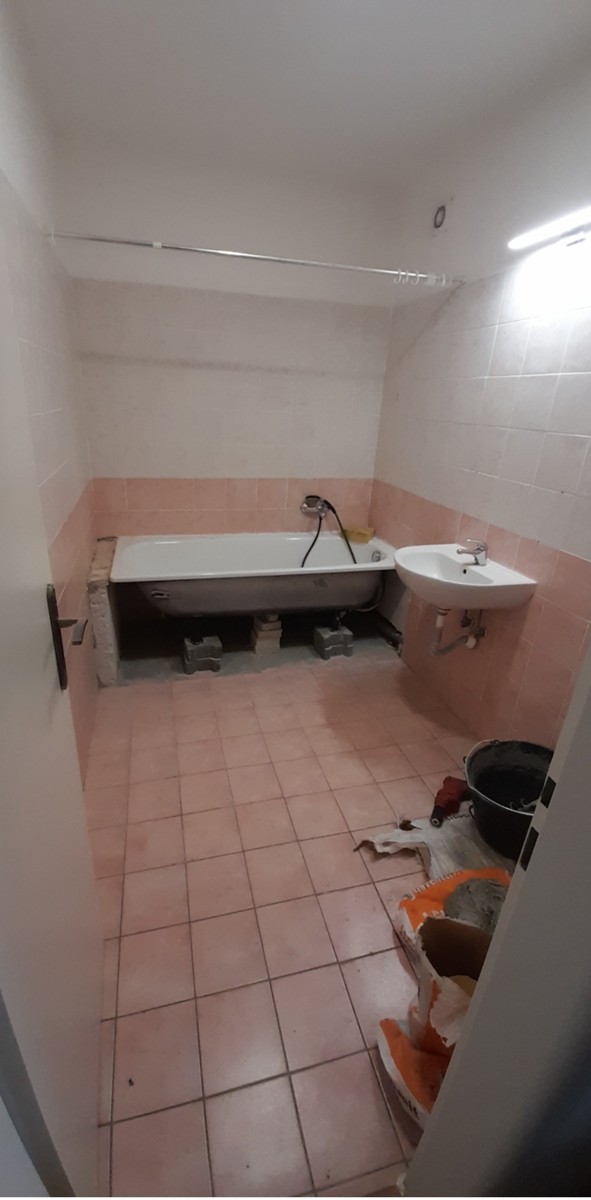 Kompletná rekonštrukcia kúpeľne – pôvodný stav s vaňou, ružovým obkladom a starou sanitou